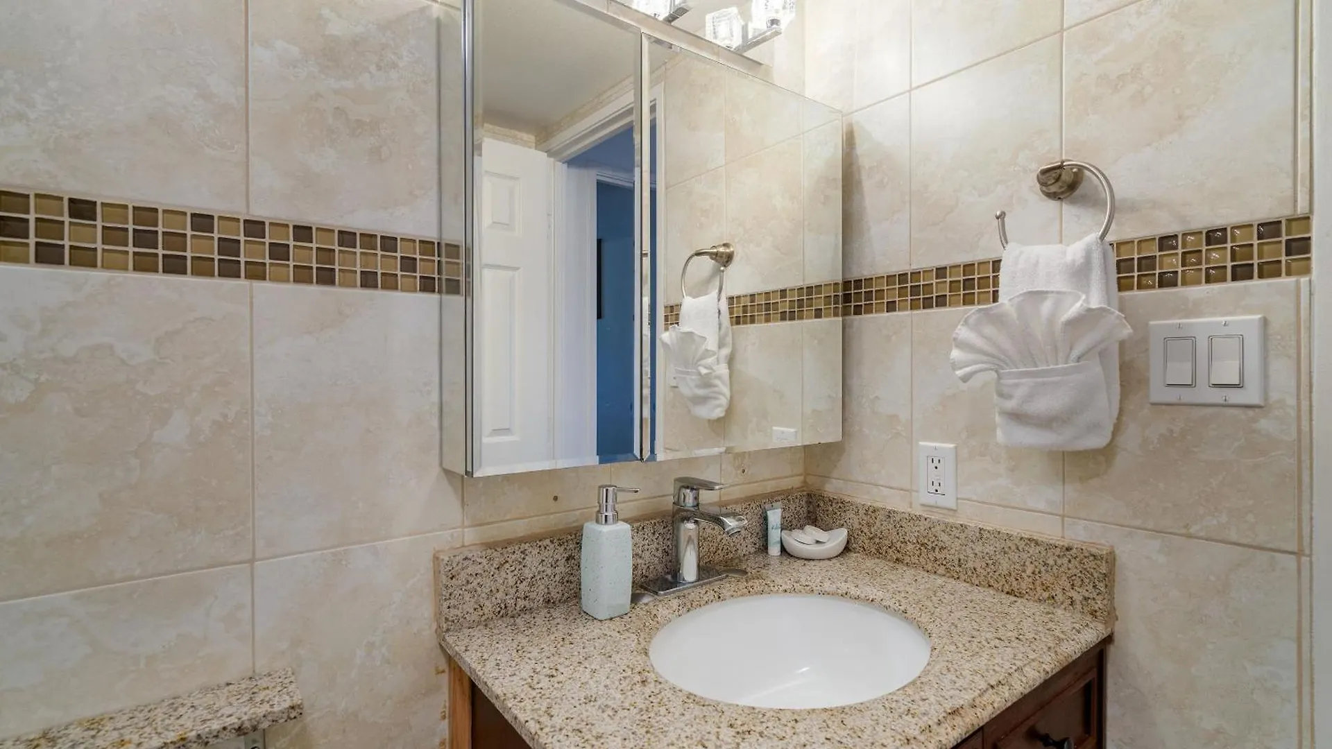 Pacific Shores B-409 - Beautifully Renovated Ocean View, 2 Bd / 2 Ba, Split Ac! Kihei